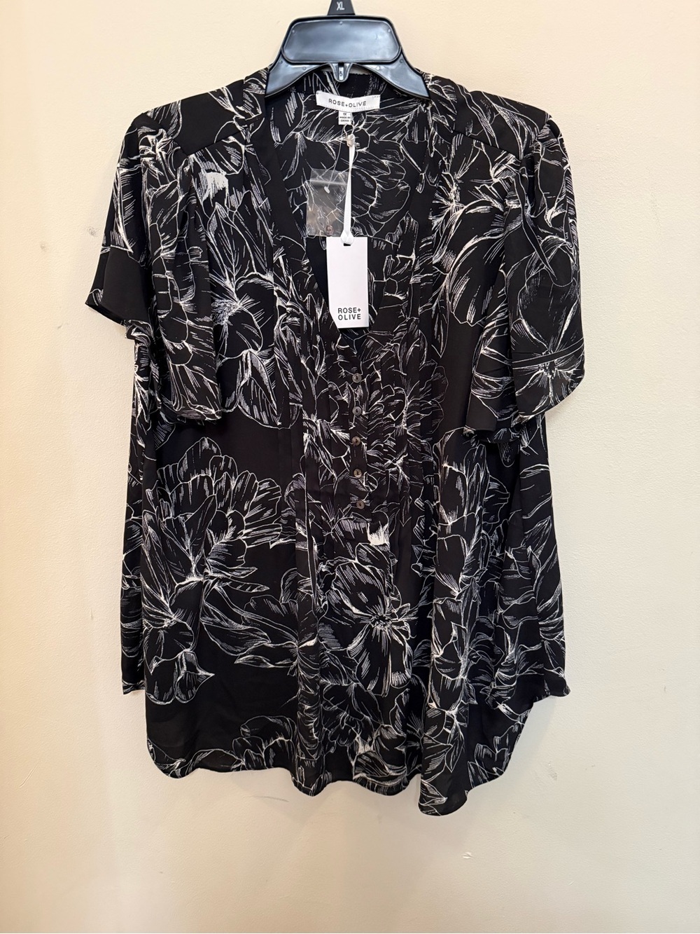 Rose & Olive Floral Pleated Black White Blouse 1X Plus NWT V Neck Buttons Flowy